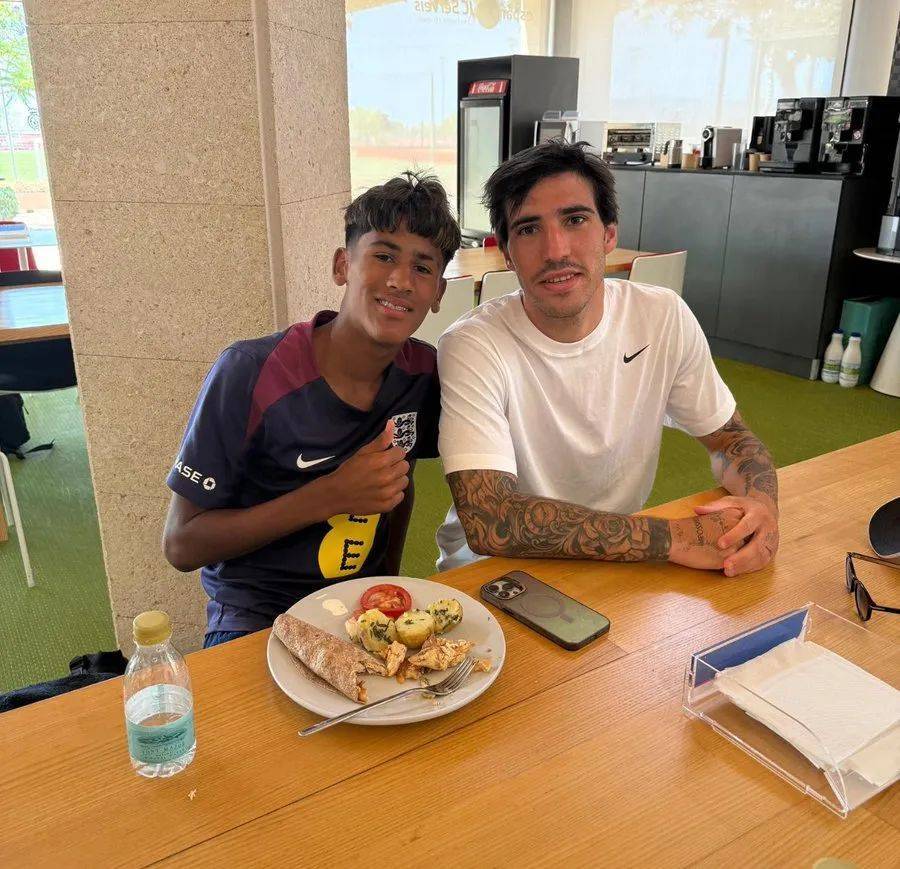 曼联14岁青训梅西续约拒绝巴萨！与托纳利一起特训，欲创队史纪录