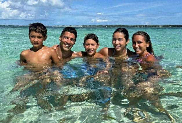 苏亚雷斯一家生活幸福，38岁依旧是足坛巨星，与高颜值妻儿度假